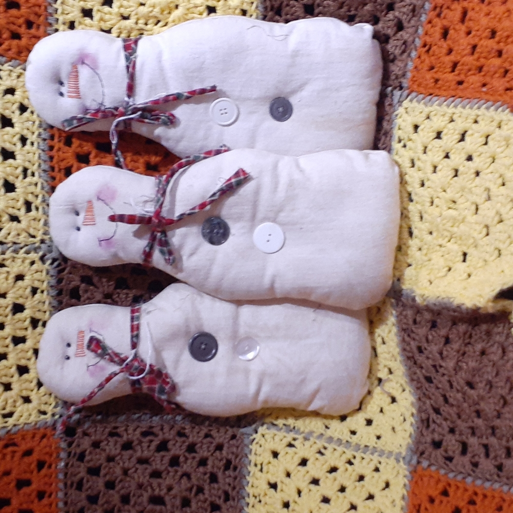 Grungy Primitive snowmen